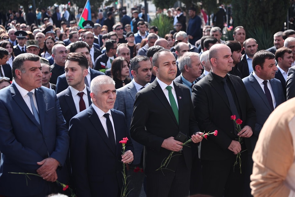Azərbaycan Texnologiya Universitetinin rəhbərliyi və kollektivi Anım Günü ilə əlaqədar Şəhidlər Xiyabanını ziyarət edib
