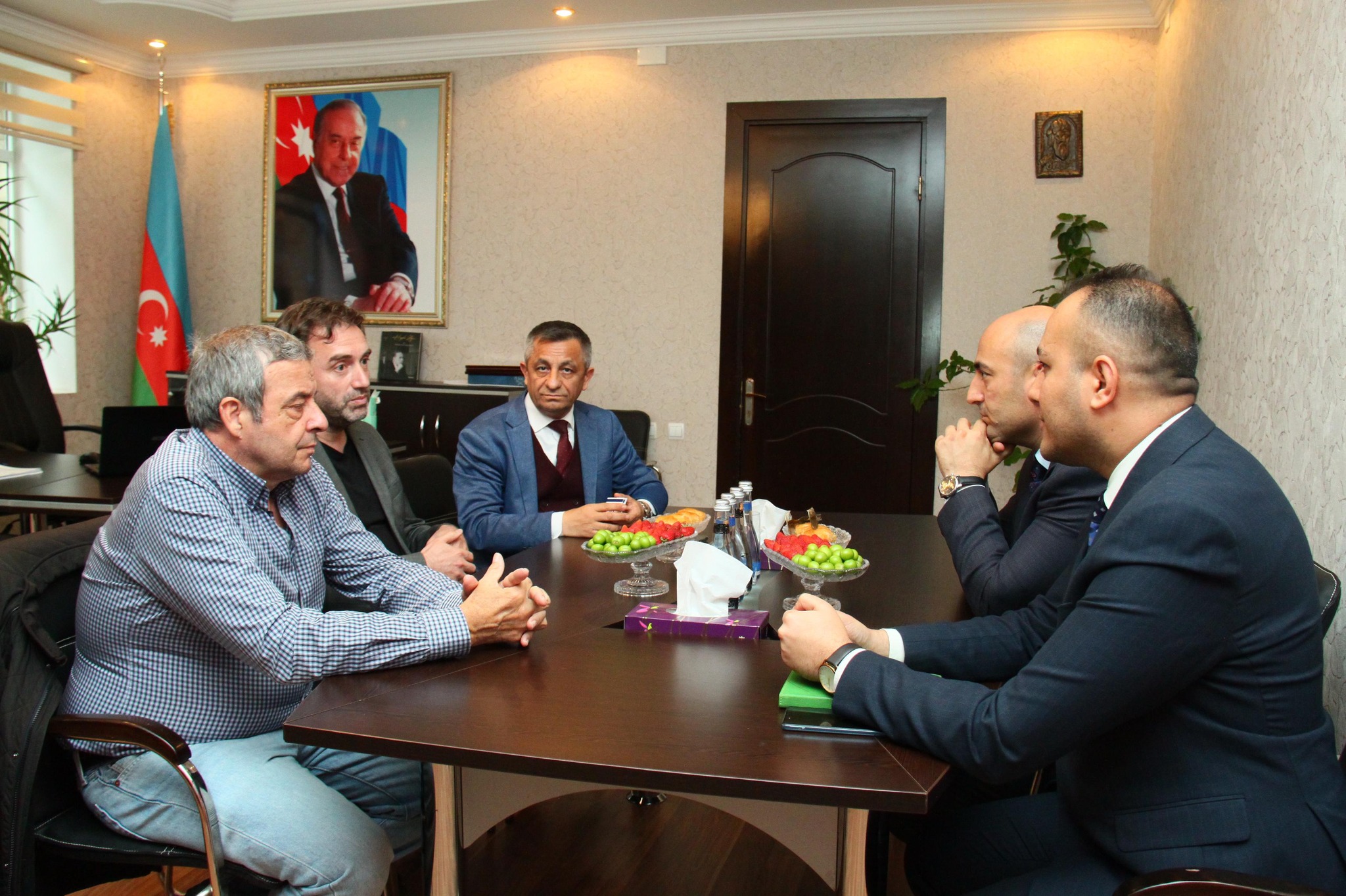 Beynəlxalq konfransın plenar iclasının məruzəçiləri təltif edilib