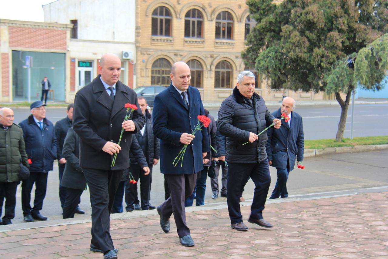 ATU rəhbərliyi 20 Yanvar abidəsini ziyarət edib