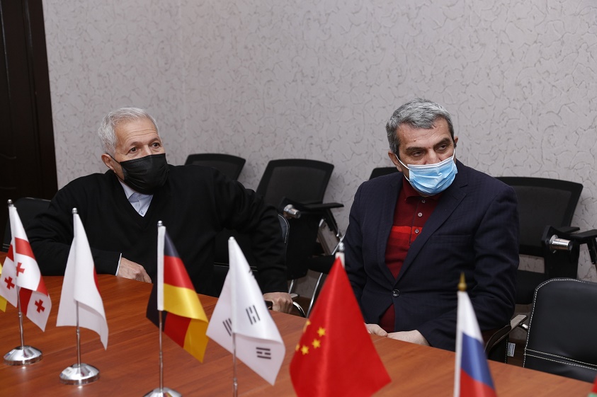 Azərbaycan Texnologiya Universitetinin rektoru, professor Akif Süleymanov vətəndaşları qəbul edib