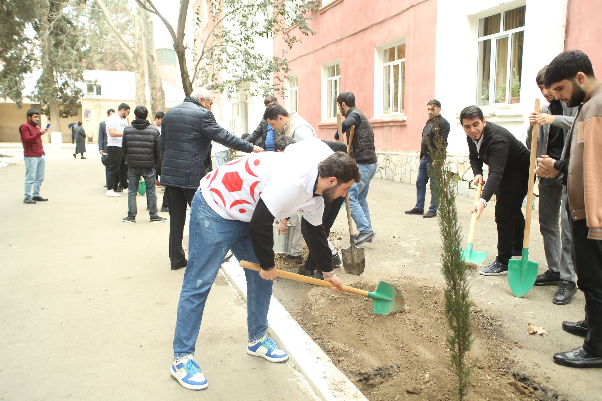 Azərbaycan Texnologiya Universitetində Ulu öndər Heydər Əliyevin 100 illiyinə həsr edilmiş ağacəkmə aksiyası keçirilib